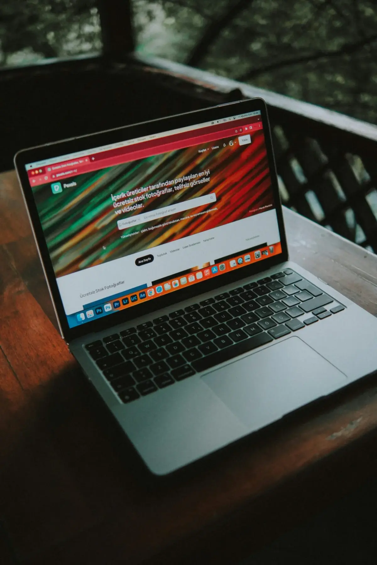 Nahaufnahme eines Laptops, auf dem eine Website geöffnet ist