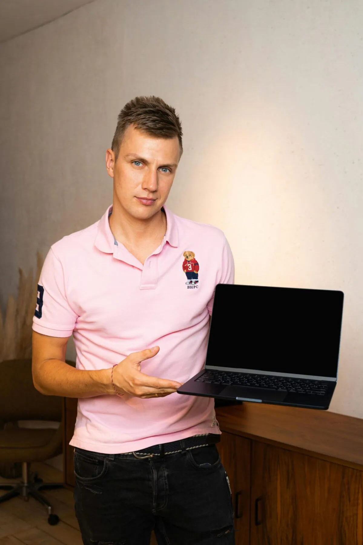 Suchmaschinenoptimierer mit einem Laptop