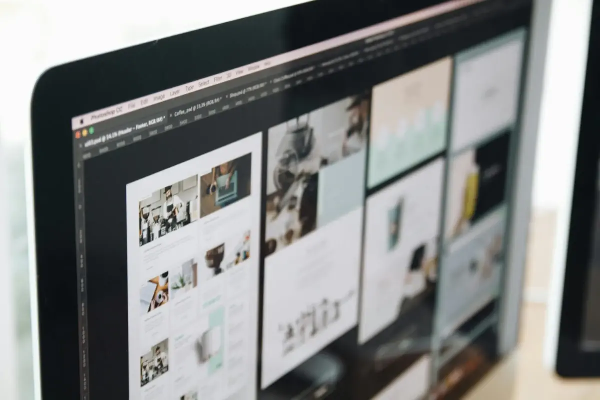 Webdesign und kreative Grafiken in einer Arbeitsumgebung präsentiert
