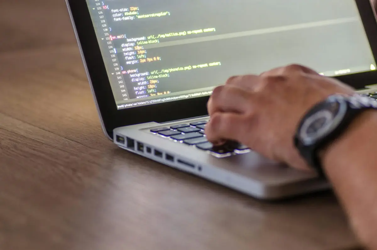 Webentwickler arbeitet am Laptop