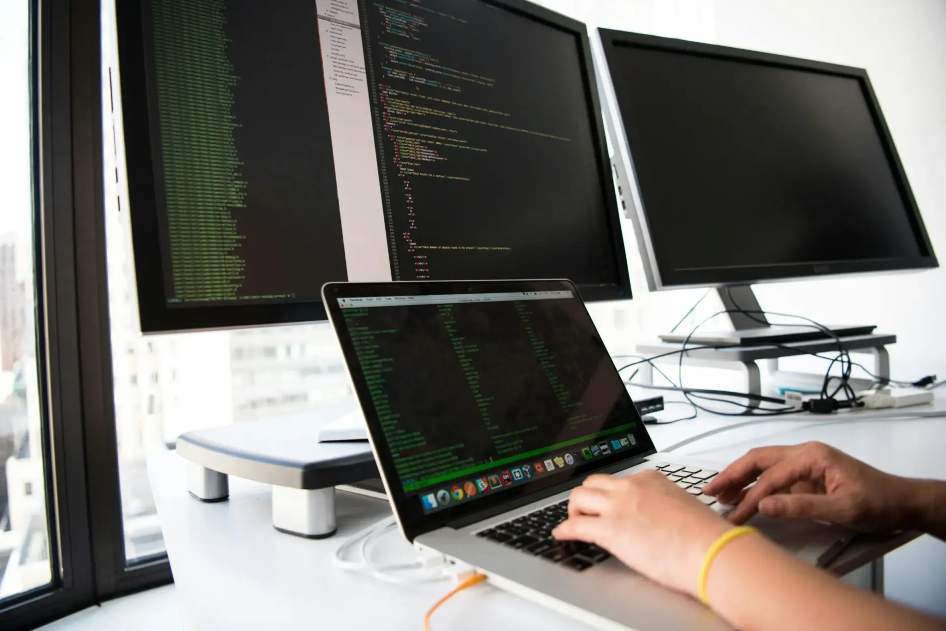 Webentwickler schreibt Code